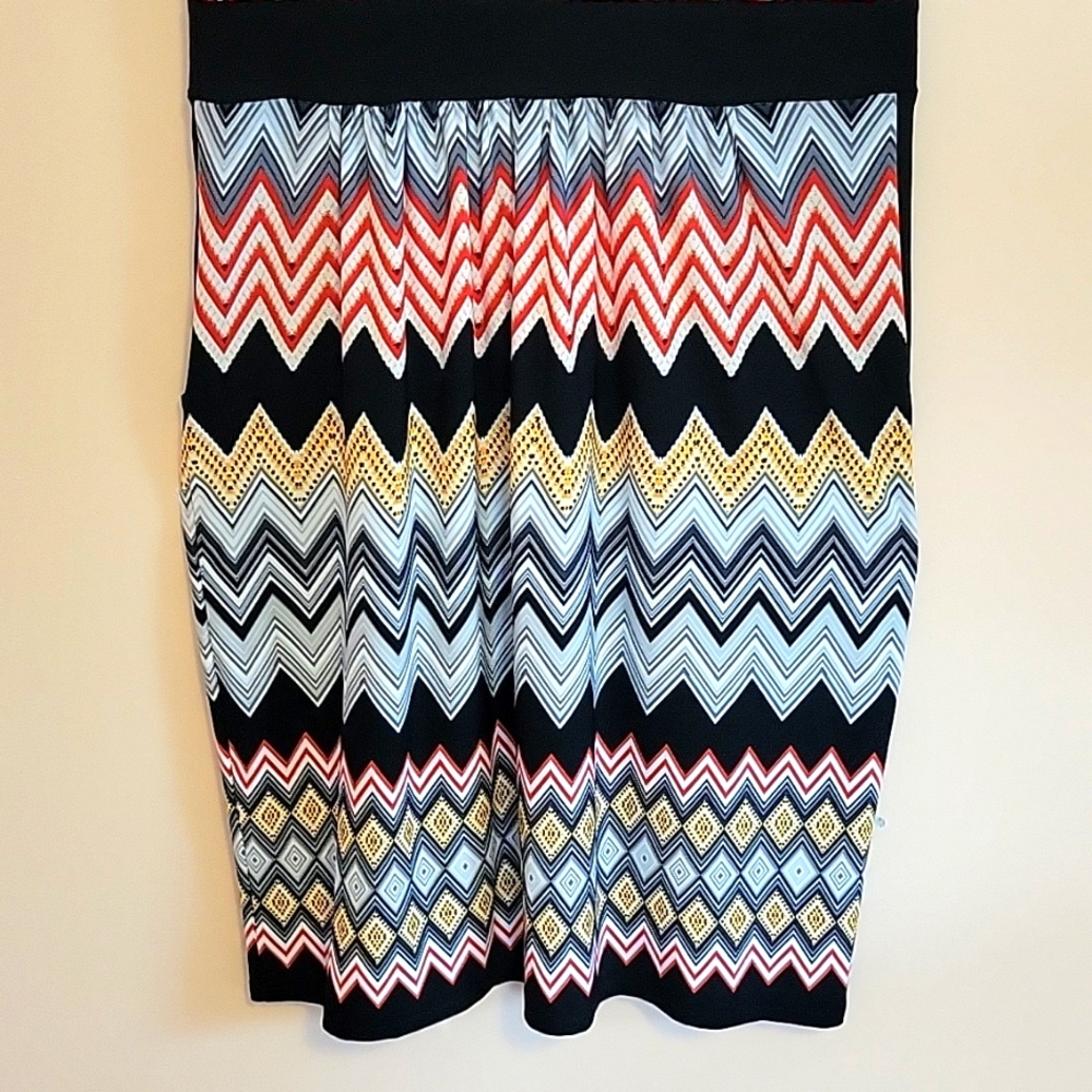 London Times Sleeveless Dress with a Chevron Pattern - Picture 8 of 9